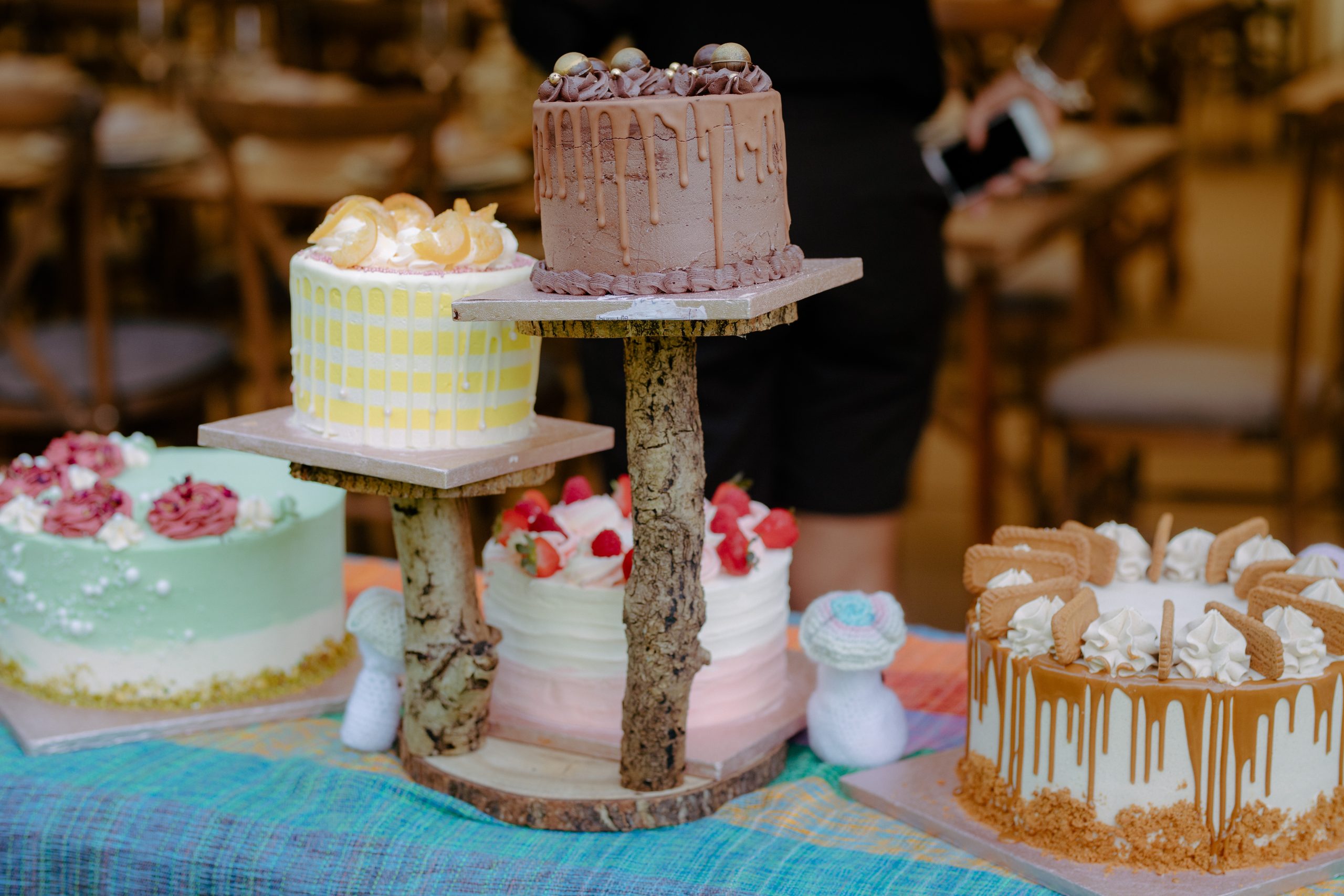 Tier or single stack? Wedding cake size tips for summer receptions