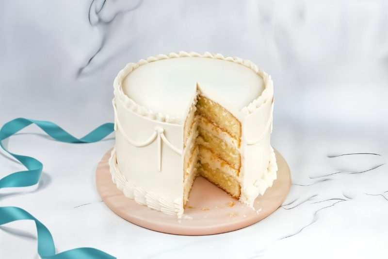 minimal vintage cake